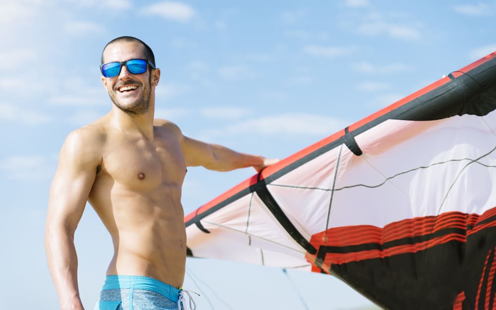 Obrazek przedstawiający windsurfing na plaży